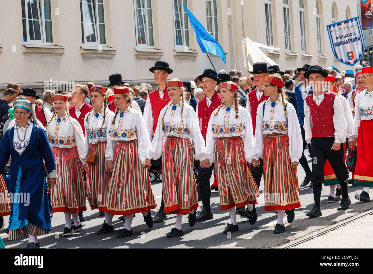 TALLINN, ESTLAND - 06. JULI 2019: Parade des estnischen XXVII. Nationalen Gesangs- und Tanzfestivals Laulupidu ja Tantsupidu in Tallinn, Estland Stockfoto