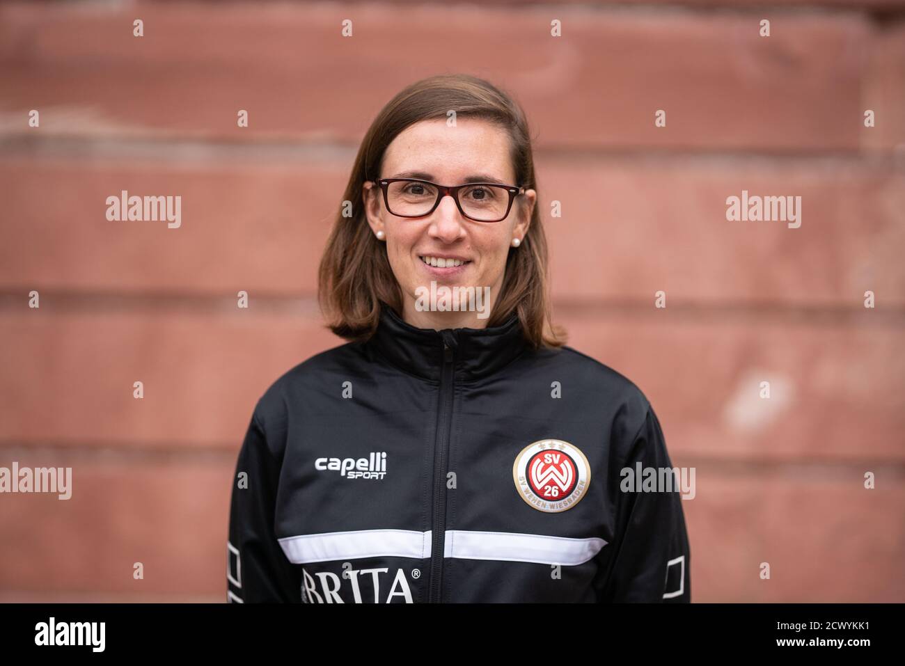 Wiesbaden, Deutschland. September 2020. Teamfoto des SV Wehen Wiesbaden vor dem Jagdschloss Platte am Stadtrand von Wiesbaden: Assistentin Julia Wallraff. Kredit: Frank Rumpenhorst/dpa/Alamy Live Nachrichten Stockfoto