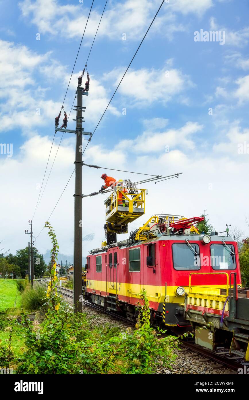Arbeitsbühnenwagen mit frei schwenkbarer Antenne Arbeitsbühne entfernt Oberleitung auf der Eisenbahnlinie Stockfoto