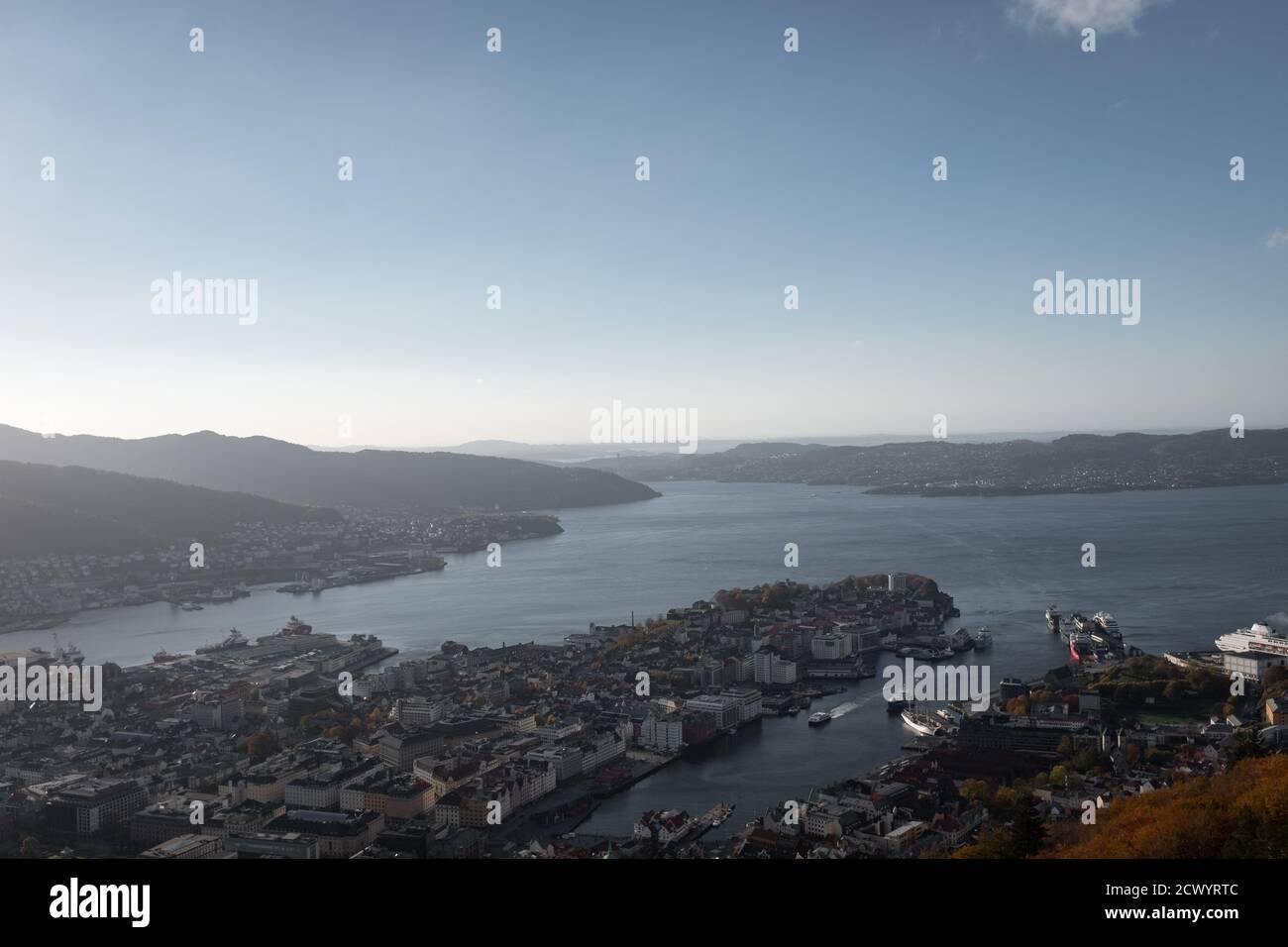 Stadtbild von Bergen Norwegen mit Blick auf Fjord und Berge. Luftaufnahme. Stockfoto