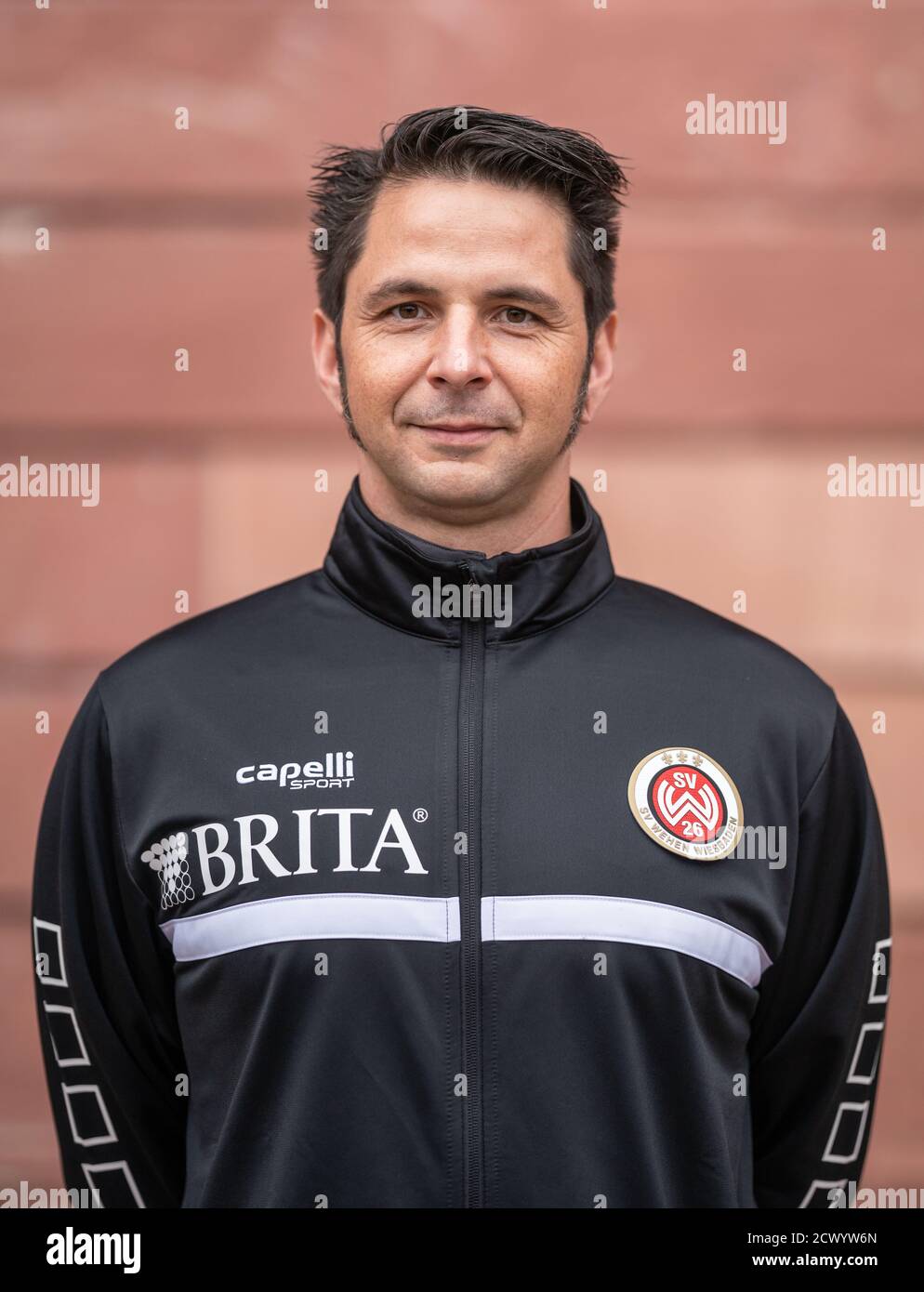 30. September 2020, Hessen, Wiesbaden: Teamfoto des 3. Bundesligisten SV Wehen Wiesbaden vor der Jagdschloss Platte am Stadtrand von Wiesbaden: Physiotherapeut Jürgen Kern. Foto: Frank Rumpenhorst/dpa Stockfoto