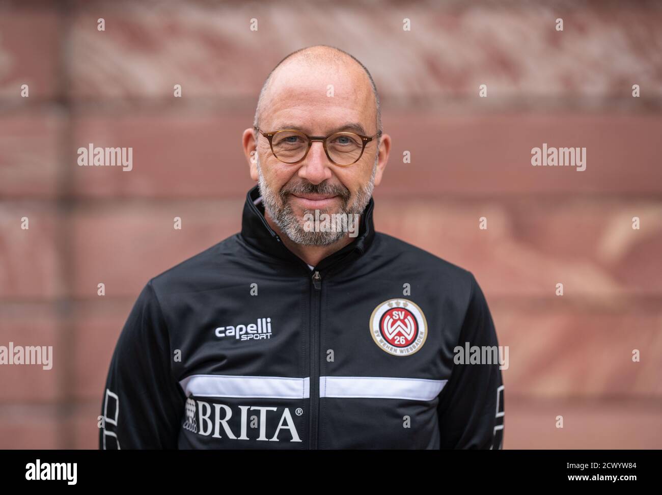 30. September 2020, Hessen, Wiesbaden: Teamfoto des 3. Spitelvereins SV Wehen Wiesbaden vor dem Jagdschloss Platte am Stadtrand von Wiesbaden: Teamarzt Achim Bitschau. Foto: Frank Rumpenhorst/dpa Stockfoto