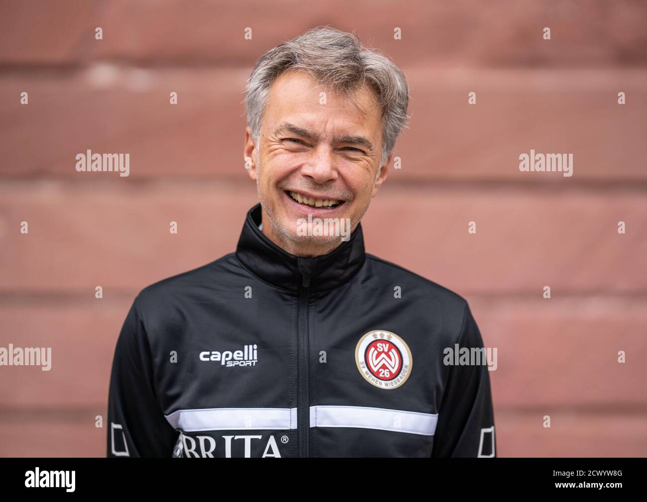 30. September 2020, Hessen, Wiesbaden: Teamfoto des 3. Bundesligisten SV Wehen Wiesbaden vor der Jagdschloss Platte am Stadtrand von Wiesbaden: Teamarzt Tammo Quitzau. Foto: Frank Rumpenhorst/dpa Stockfoto