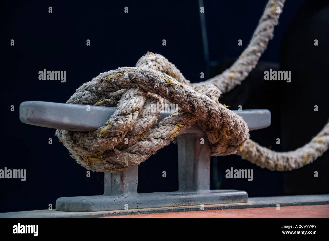 Nahaufnahme der Dock-Clait mit einem Seil um sie gebunden. Verbindung visuelles Konzept als Boot gebunden und mit dem Ponton verbunden. Stockfoto
