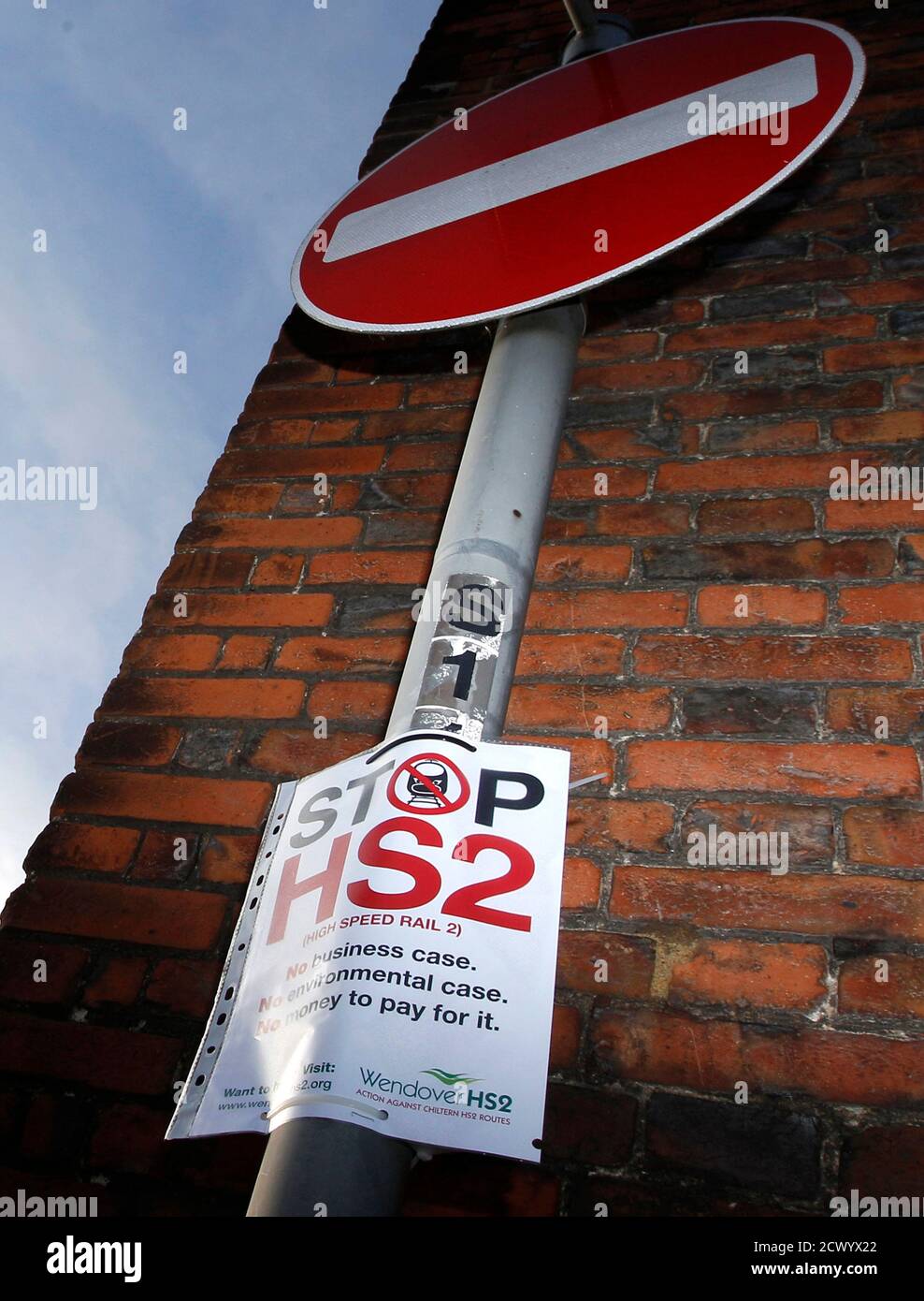 Ein HS2-Protest-Plakat sitzt unter einem Durchfahrt Schild in Wendover, Südwest-England 9. Januar 2012. Die Regierung soll ihre endgültige Entscheidung in dieser Woche auf den umstrittenen £17bn ($26 .2bn) HS2 neuen Hochgeschwindigkeits-Eisenbahnstrecke zwischen London und Birmingham machen lokale Medien berichteten.  REUTERS/Darren Staples (Großbritannien - Tags: Politik Umwelt Verkehr) Stockfoto