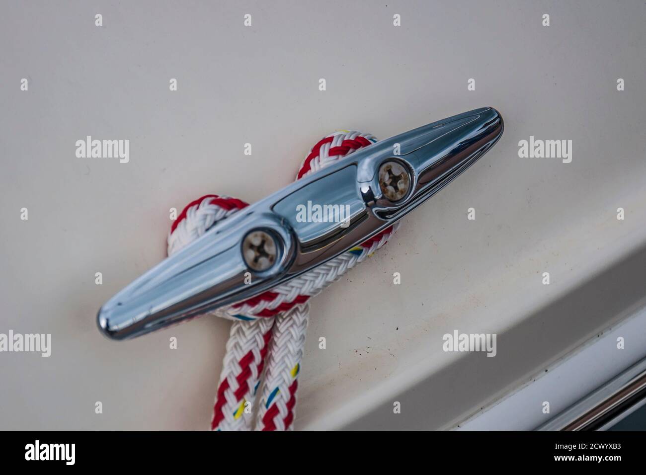 Nahaufnahme der Bootsklee mit einem Seil um sie gebunden. Verbindung visuelles Konzept als Boot gebunden und mit dem Ponton verbunden. Stockfoto