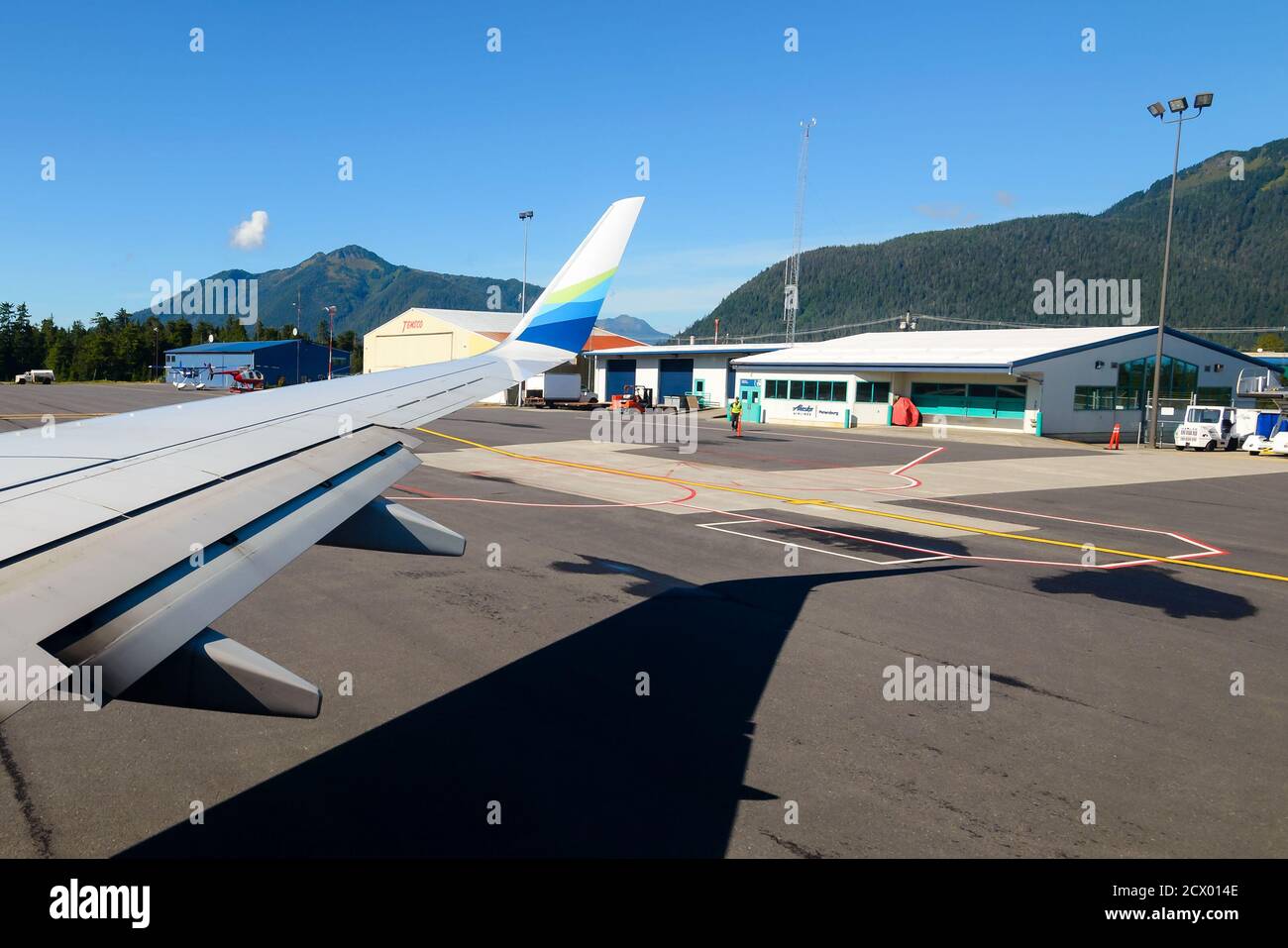 Wrangell Airport Terminal in Alaska. An Bord der Boeing 737 von Alaska Airlines fliegt der Essential Air Service zu entlegenen Orten. Stockfoto