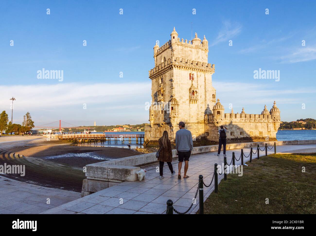 Lissabon, Portugal : Touristen gehen am Belém-Turm vorbei. Das UNESCO-Gebäude wurde 1515 von Francisco de Arruda entworfen, um die Stadt zu verteidigen Stockfoto