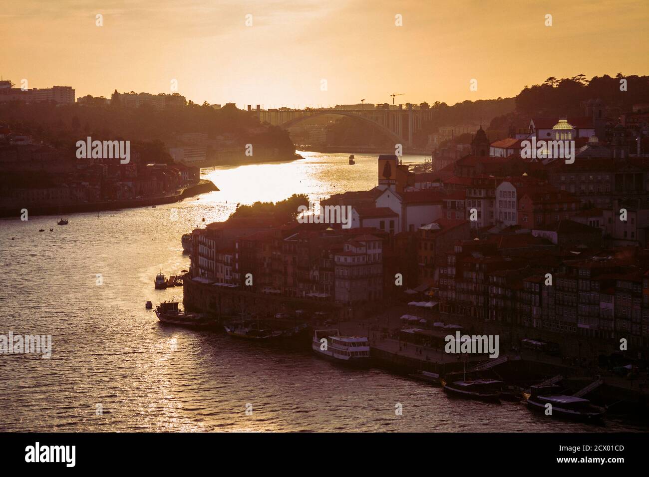 Porto, Portugal: Allgemeiner Blick auf Porto und Sonnenuntergang über dem Fluss Douro. Stockfoto