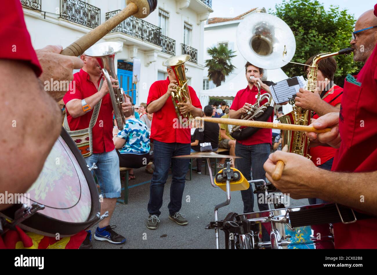 Saint Jean de Luz, französisches Baskenland, Frankreich - 13. Juli 2019: EINE traditionelle Musikertruppe wird während der Celebrati auf Dem Place Louis XVI auftreten Stockfoto