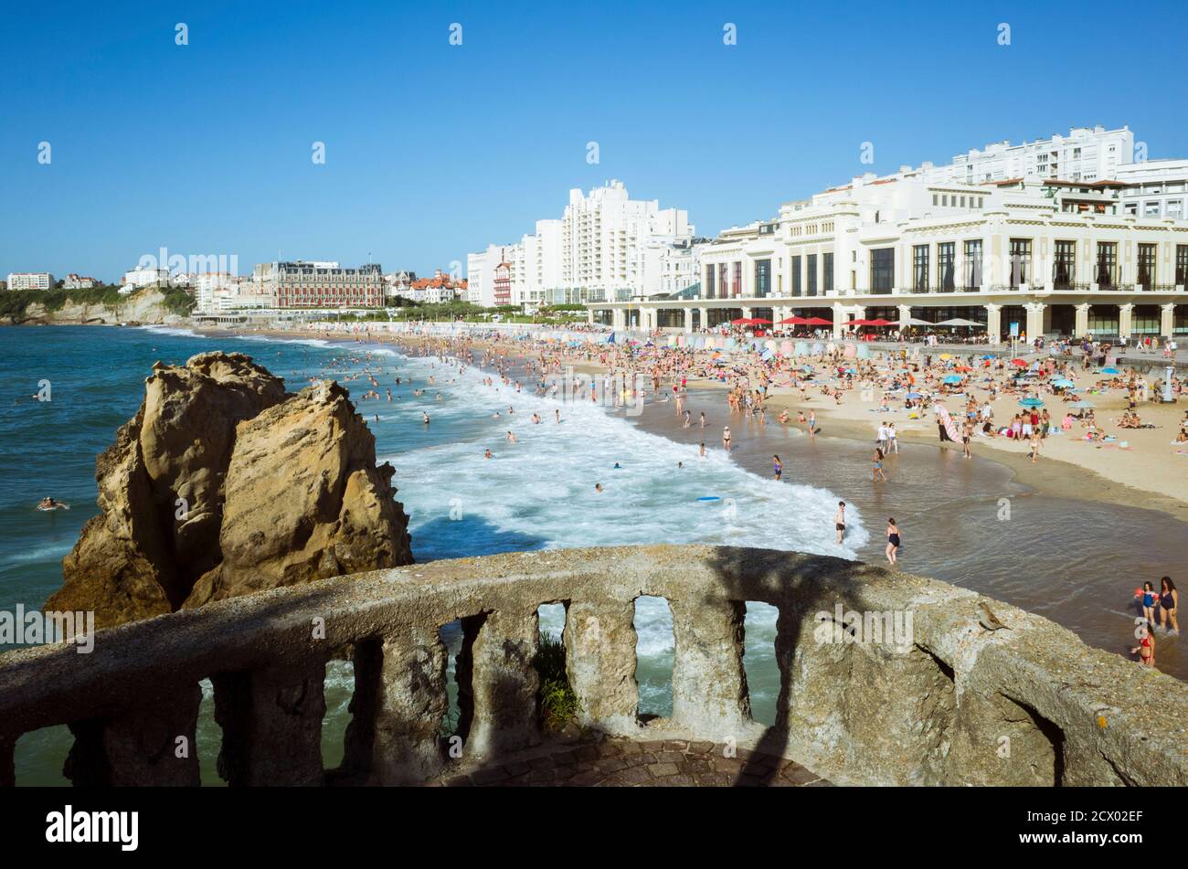 Biarritz, Französisch Baskenland, Frankreich - 19. Juli 2019 : La Grande Plage, der größte Strand der Stadt. Art déco' Stil Casino von Biarritz und Vorfall Stockfoto