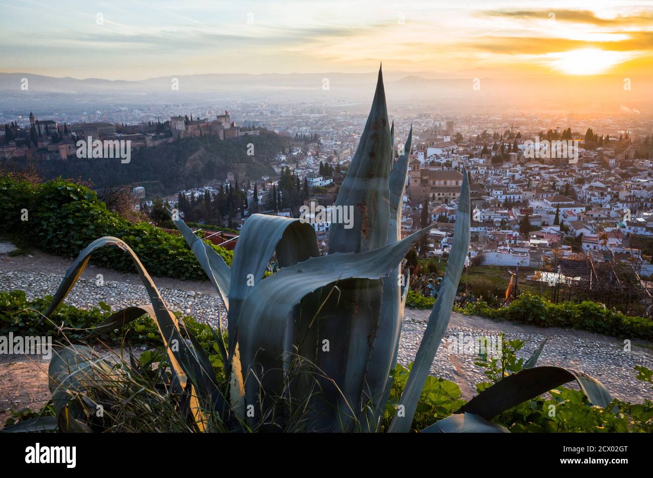 Granada, Spanien - 17. Januar 2020: Alhambra-Palast und Unesco-Liste der Albaicin-Viertel bei Sonnenuntergang vom Aussichtspunkt San Miguel Alto aus gesehen. Stockfoto