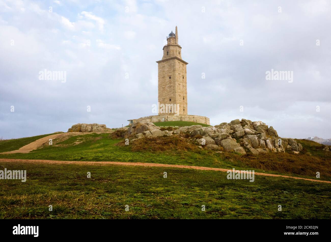 A Coruna, Galicien, Spanien - 10. Februar 2020 : Turm des Herkules römischer Leuchtturm. Erbaut im 2. Jahrhundert und renoviert im Jahr 1791, ist es das älteste Stockfoto