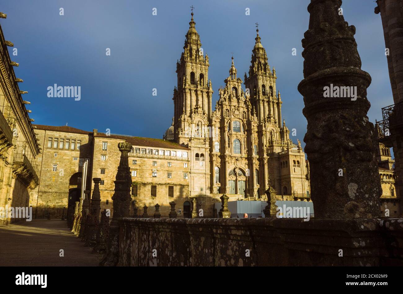 Santiago de Compostela, A Coruña Provinz, Galicien, Spanien - 12. Februar 2020 : barocke Fassade der Kathedrale auf dem Obradoiro Platz. Die Cathedr Stockfoto