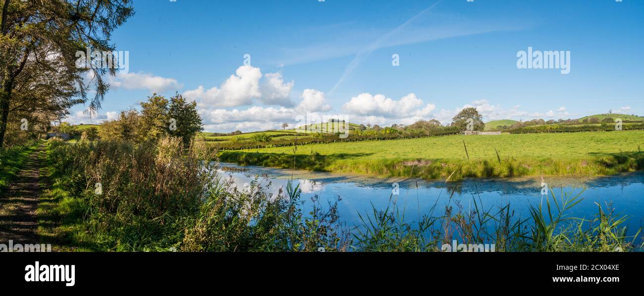 Blick auf die englische ländliche Landschaft auf dem britischen Wasserweg Stockfoto