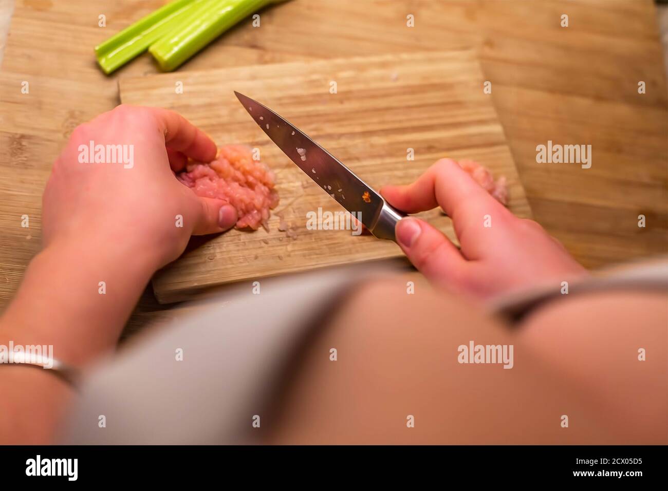 Brünette Will Die Fleisch Pole In Ihre Hände Haben Brünette Will Die Fleisch Pole In Ihre Hände Haben