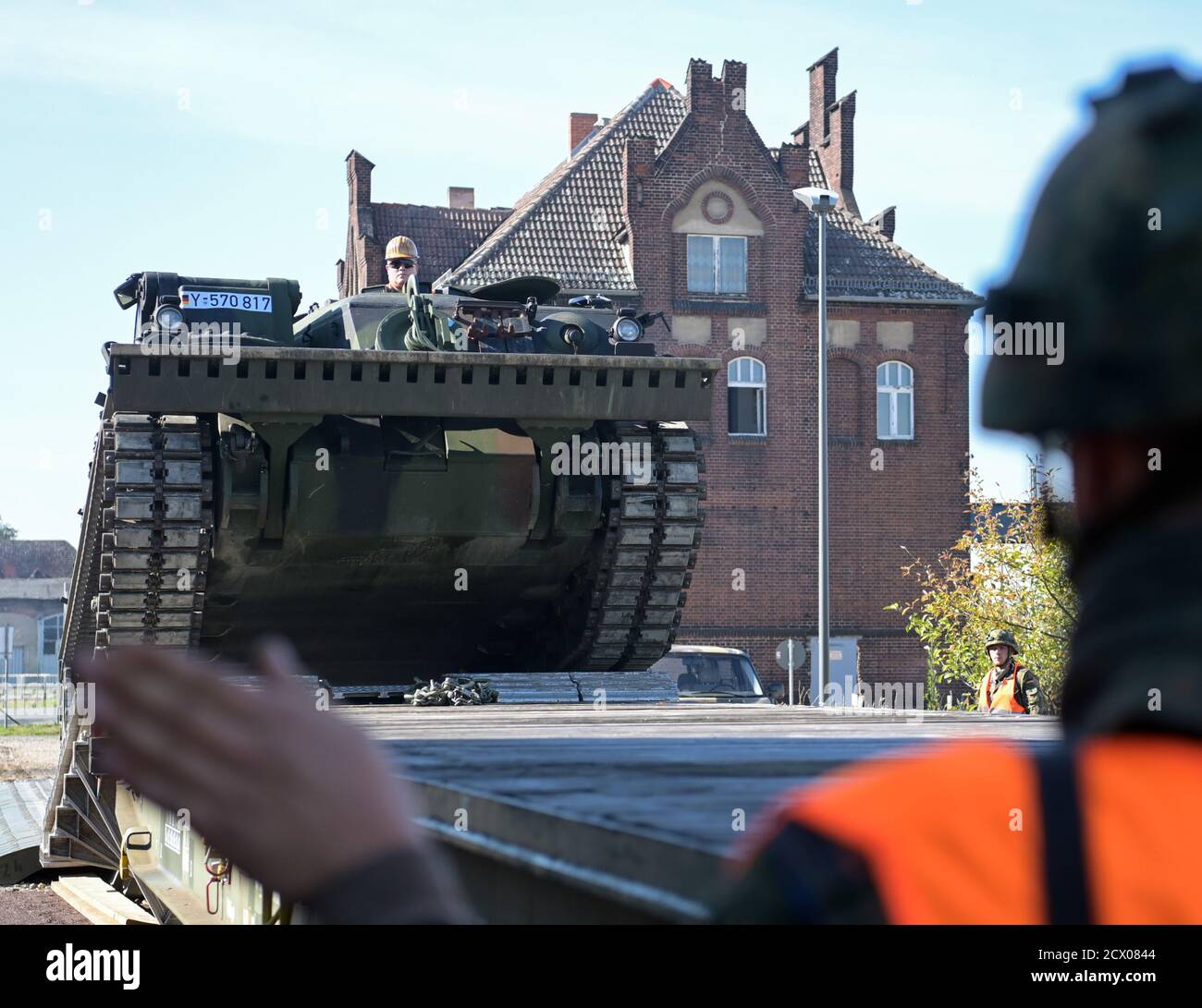 30. September 2020, Brandenburg, Wustermark/OT Elstal: Auf dem Gelände der Rail & Logistik Center Wustermark GmbH fährt ein gepanzertes Bergefahrzeug Leopard 1 auf einen Güterwagen und wird von einem Soldaten beauftragt. Das Lpgistikbataillon Beelitz der Bundeswehr probte das Verladen verschiedener Fahrzeuge auf die Bahn als Soldatentraining. Nach Angaben der Firma war dies die erste Verladung von Militärfahrzeugen für den Rangierbahnhof nach dem Abzug der Roten Armee im Jahr 1992. Foto: Soeren Sache/dpa-Zentralbild/ZB Stockfoto