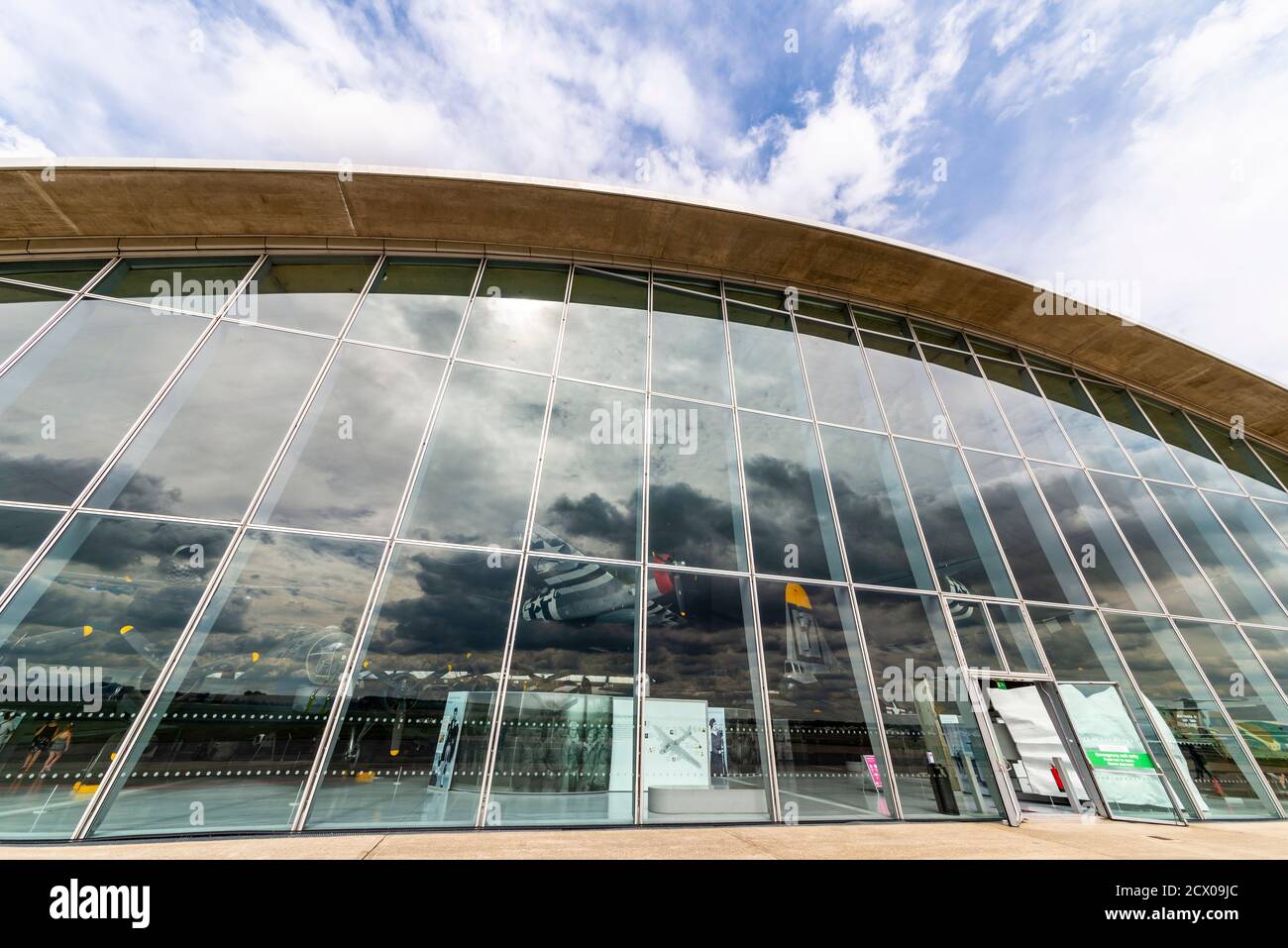 American Air Museum im Imperial war Museum, Duxford, Cambridgeshire, Großbritannien. Großes Gebäude mit Glasfassade, entworfen von Sir Norman Foster. Angezeigte Ebenen Stockfoto