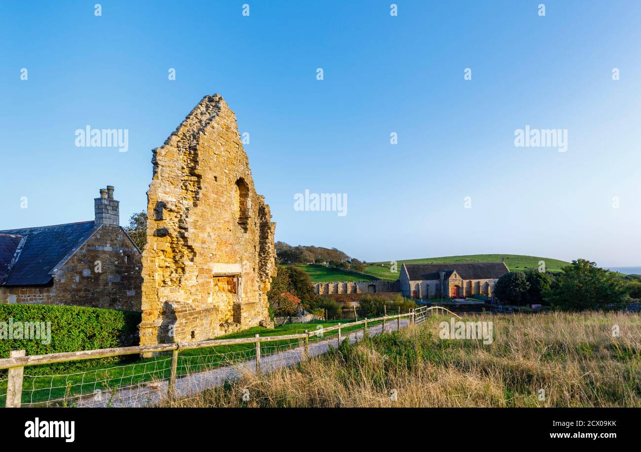 Die Endwand des Speisesaals der Mönche und der Zehenscheune der Abbotsbury Abbey, einem ehemaligen Benediktinerkloster in Abbotsbury, Devon, Südostengland Stockfoto