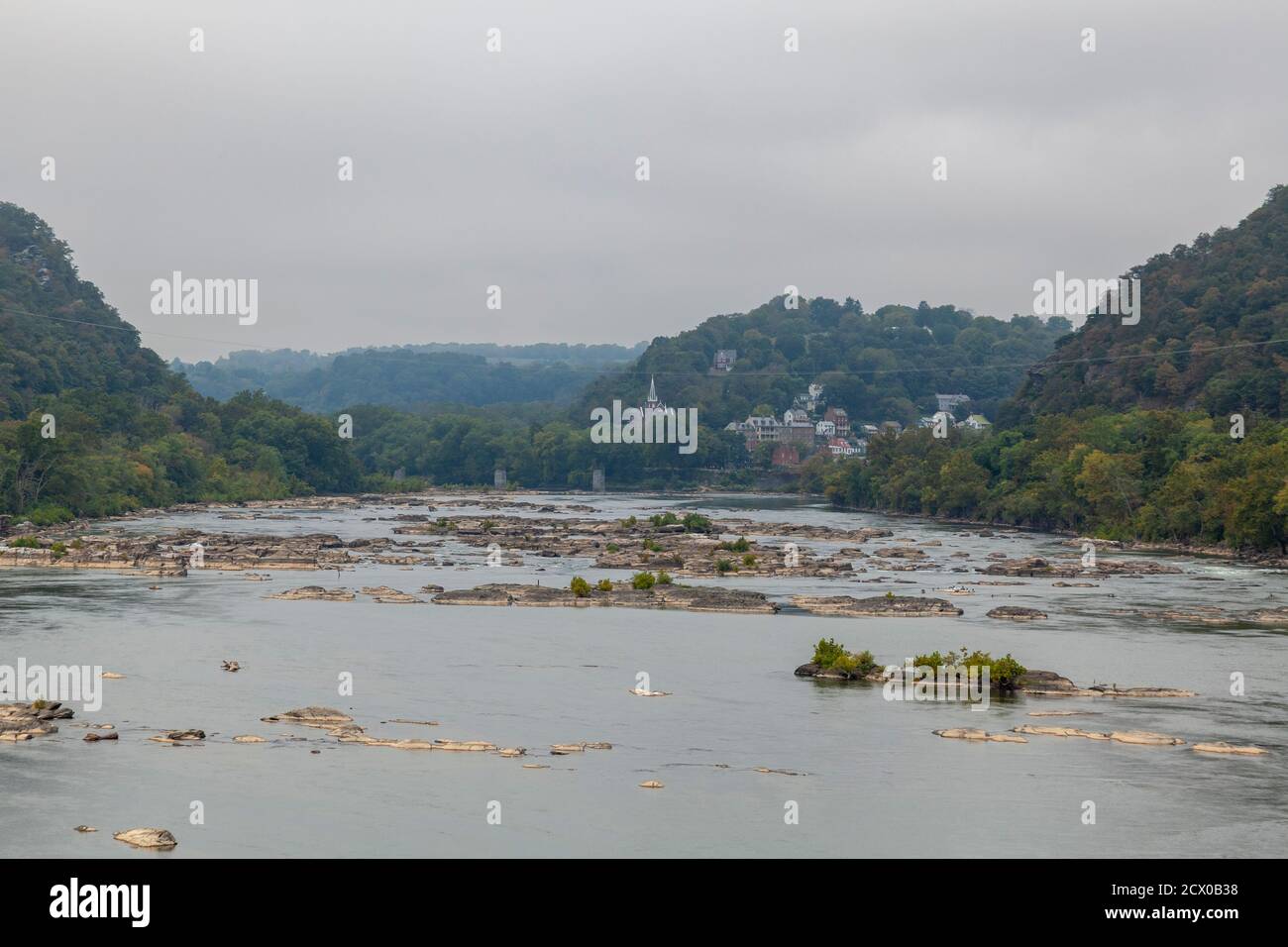 Blick auf den Potomac Fluss von der Sandy Hook Bridge in Washington County, MD. Ein großes Gewässer mit bewaldeten Hügeln an Flussufern. Bei Stockfoto