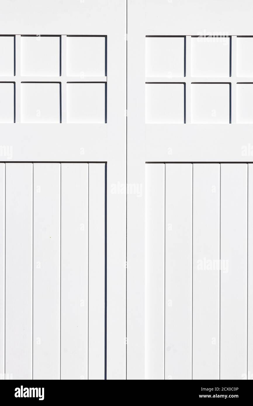 Symmetrische Ansicht von Linien und Mustern auf weißen Doppeltüren Stockfoto