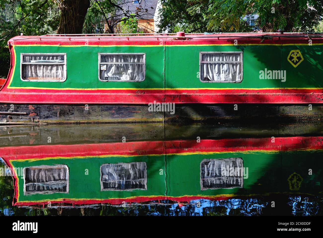 Abstrakte Formen durch die Spiegelungen von hell gemalten schmal erstellt Boot im Wasser Stockfoto