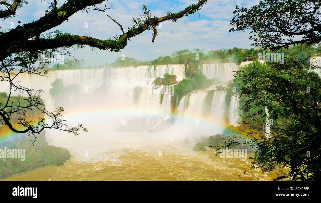 EIN ÜBERBLICK ÜBER DEN IGUAZU FÄLLT EINER DER SIEBEN WUNDER DES NATÜRLICHEN WORTES Stockfoto