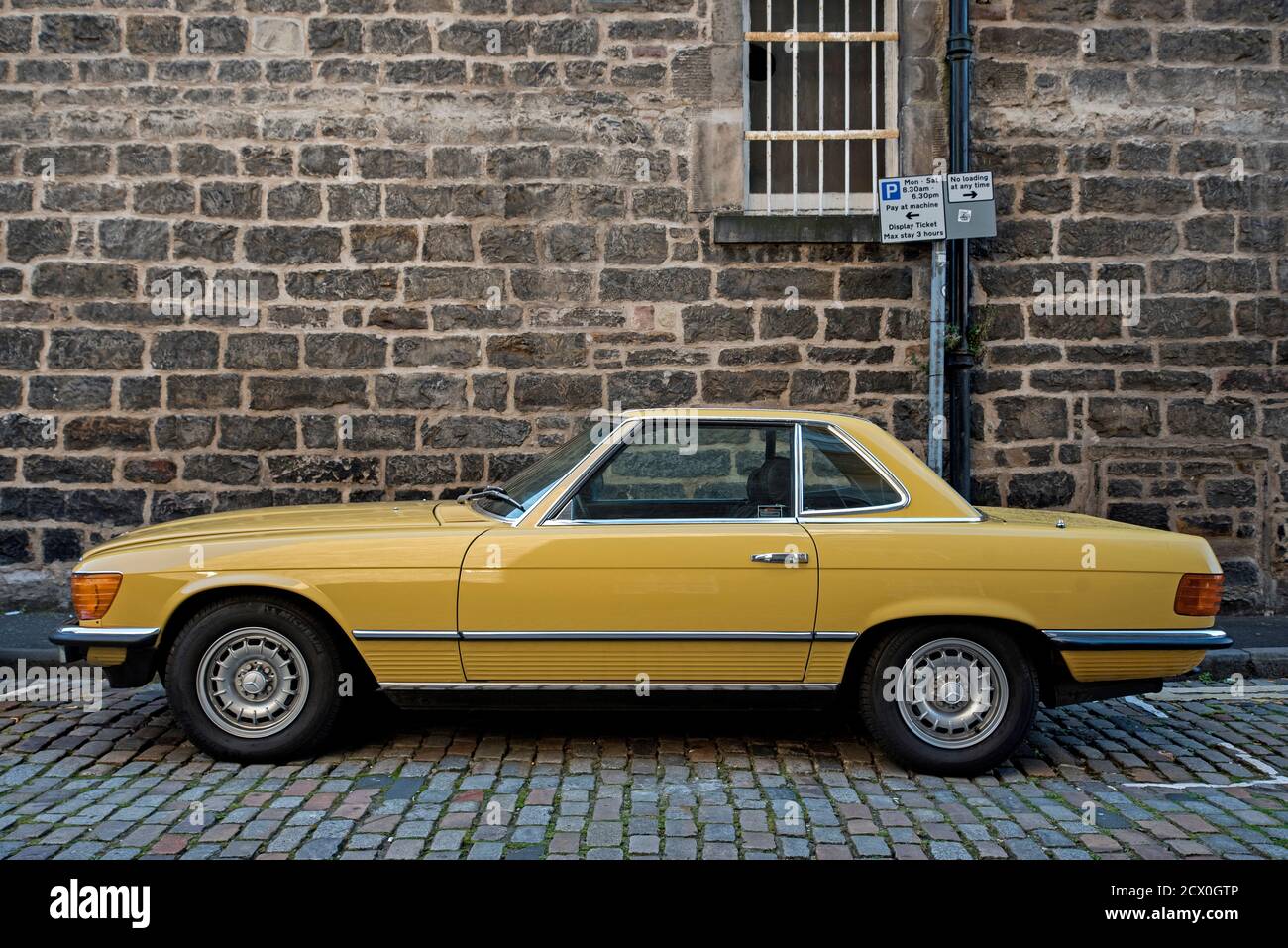 Ein 1981 Mercedes 230SL parkte in einer Straße in Edinburgh, Schottland, Großbritannien. Stockfoto