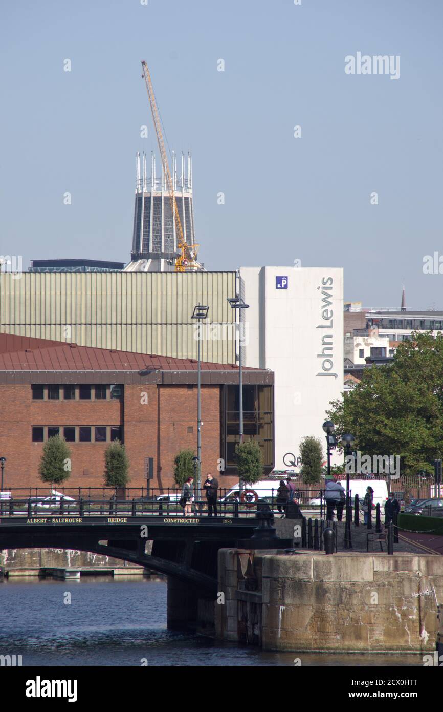 Liverpool One und die römisch-katholische Kathedrale vom Albert Dock aus gesehen. Stockfoto