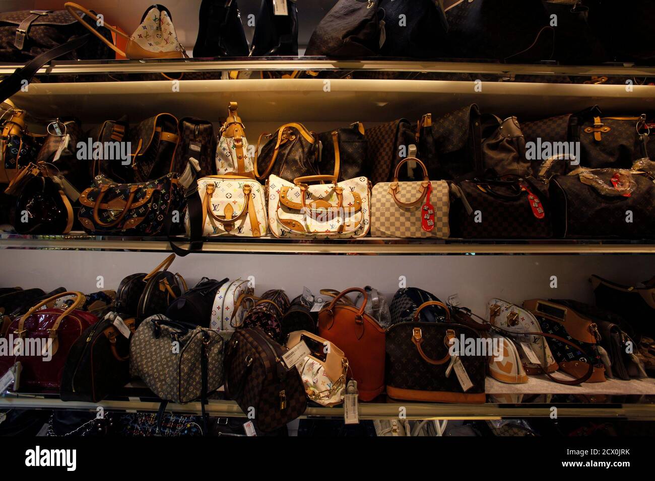 Gebrauchte Luxus-Handtaschen sind ein Bahnhof Milano Outlet in Hong Kong 2.  September 2013 angezeigt. In Hongkong Designer-besessen kann es schwer auf  den Geldbeutel sein, Schein zu wahren. Ein Unternehmen hat eine Antwort: