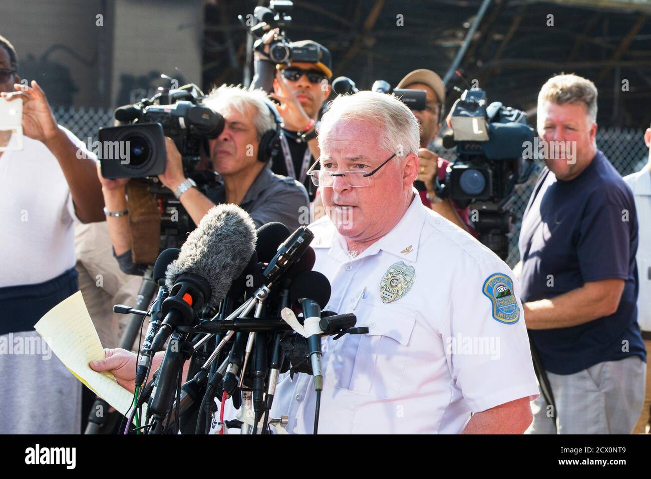 Ferguson Police Chief Thomas Jackson gibt den Namen des Offiziers bekannt, der an der Erschießung von Michael Brown als Offizier Darren Wilson in Ferguson, Missouri, am 15. August 2014 beteiligt war. Das Briefing fand in der Nähe eines QuikTrip-Lebensmittelladens statt, der während der Proteste gegen die Erschießung von Brown, 18, am vergangenen Samstag verbrannt worden war. REUTERS/Lucas Jackson (VEREINIGTE STAATEN - Tags: BÜRGERUNRUHEN STRAFTAT) Stockfoto