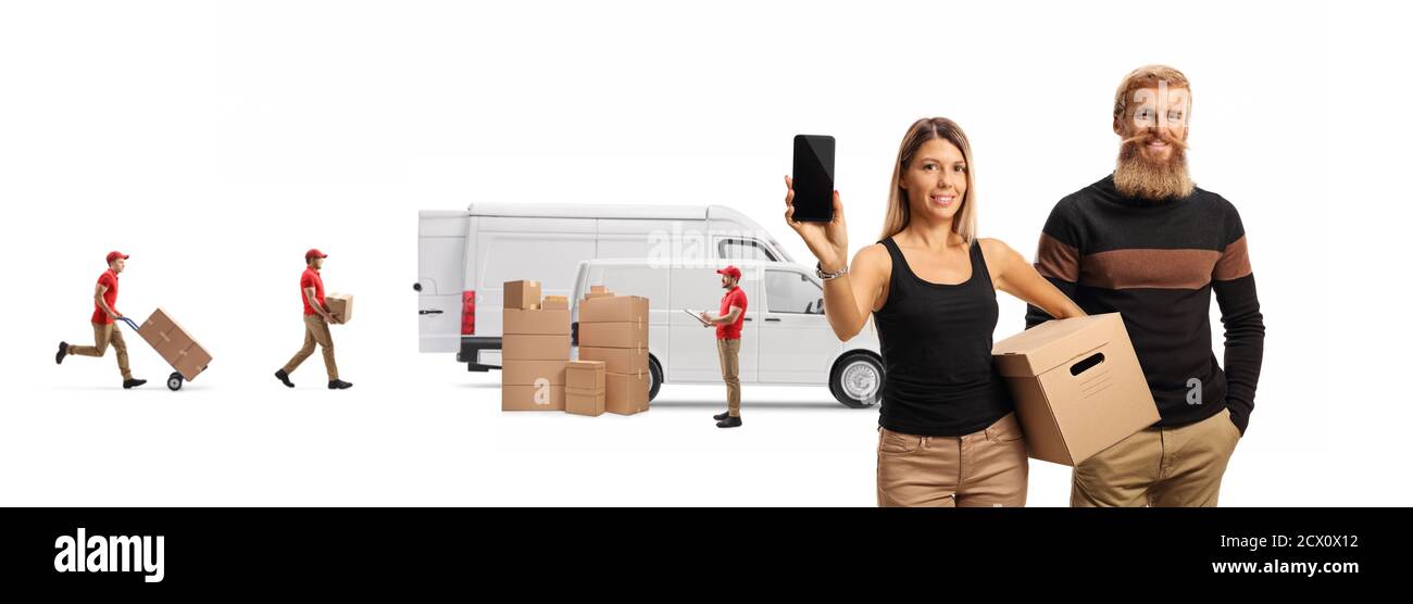 Junger Mann und eine Frau mit einem Karton und Ein Mobiltelefon mit Arbeitern und Lieferwagen im Hintergrund Isoliert auf weißem Hintergrund Stockfoto
