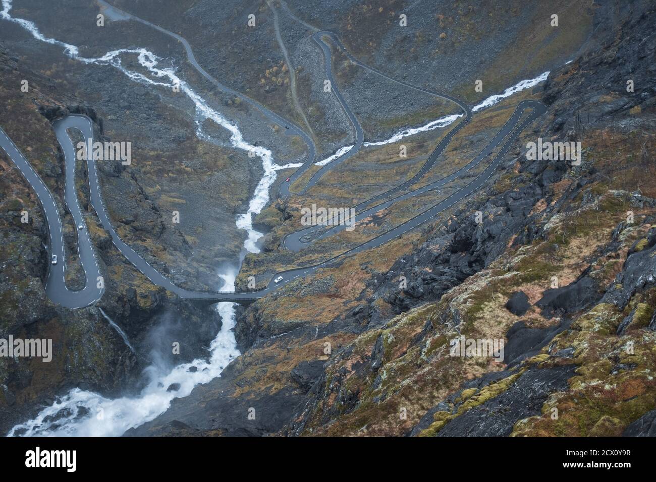 Trollstigen Bergstraße über Fluss in Norwegen. Vogelperspektive. Panorama. Stockfoto