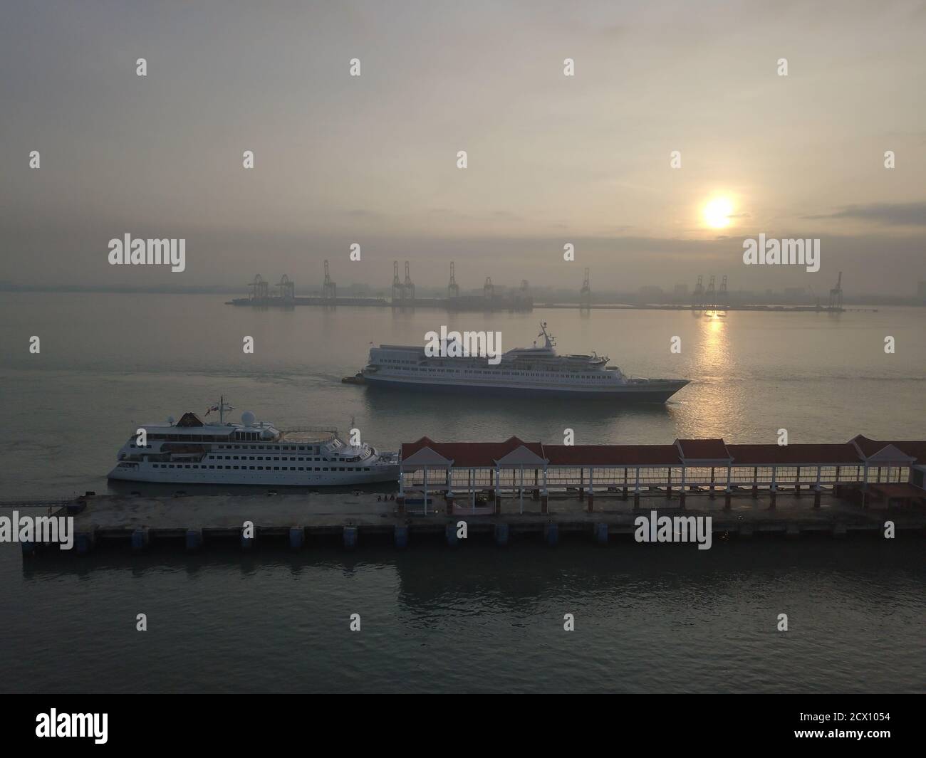 George Town, Penang/Malaysia - Nov 15 2019: Luftfahrtschiff Ankunft Port Swettenham am Morgen. Stockfoto