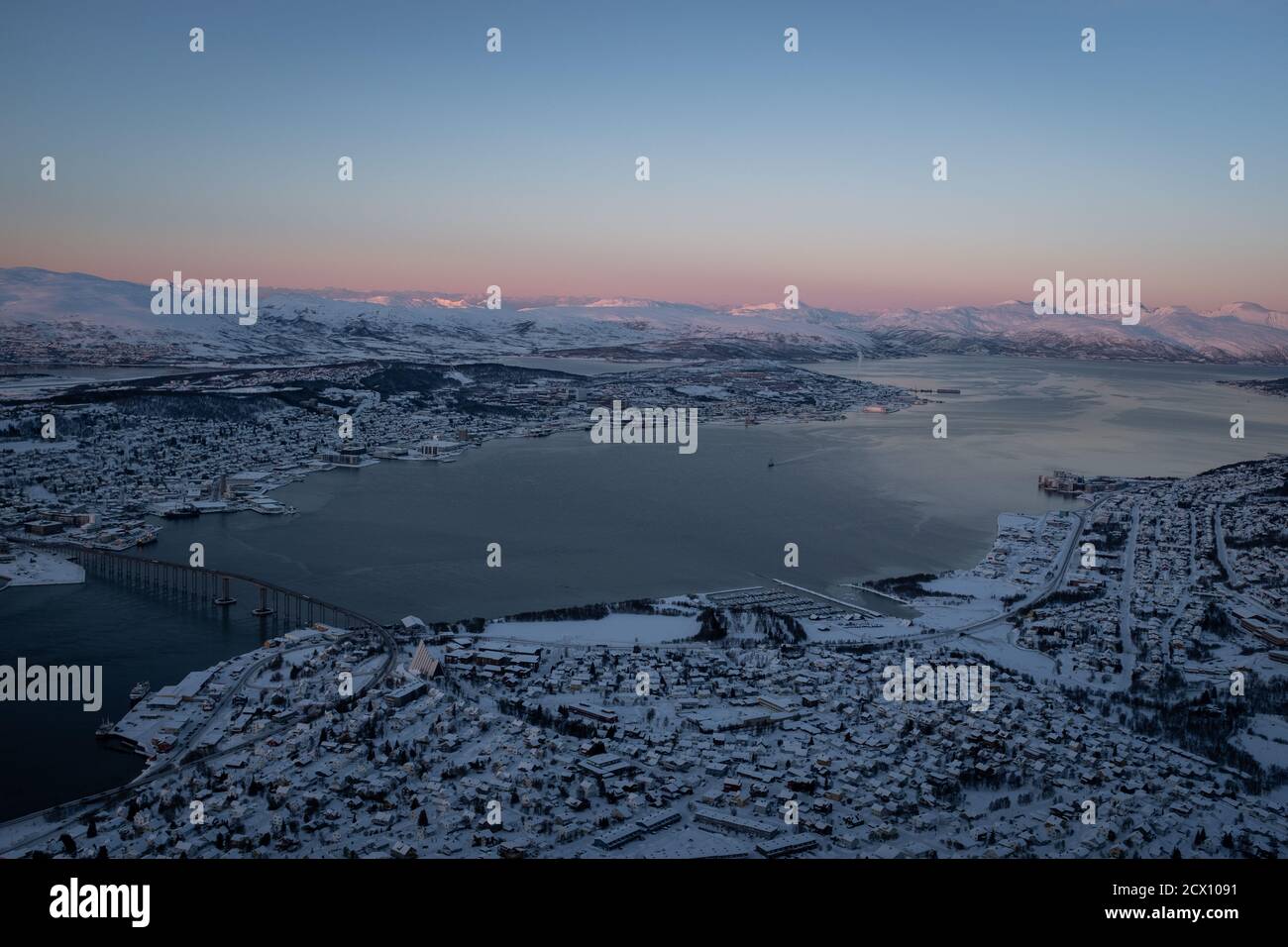 Tromsø Norwegen Stadtbild im Winter mit Schnee bedeckt. Blick auf die Meerenge von Tromsøysundet. Vogelperspektive. Luftaufnahme. Stockfoto