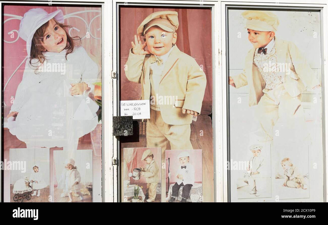 Wien, Österreich. Ausstellung aus einem alten Kinderkleidergeschäft Stockfoto