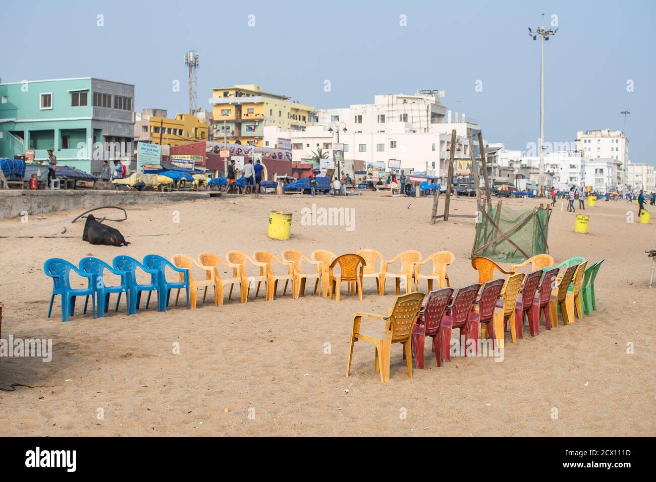 Puri, Indien - 3. Februar 2020: Blick auf bunte Stühle in einem Halbkreis am Puri Beach am 3. Februar 2020 in Puri, Indien angeordnet Stockfoto