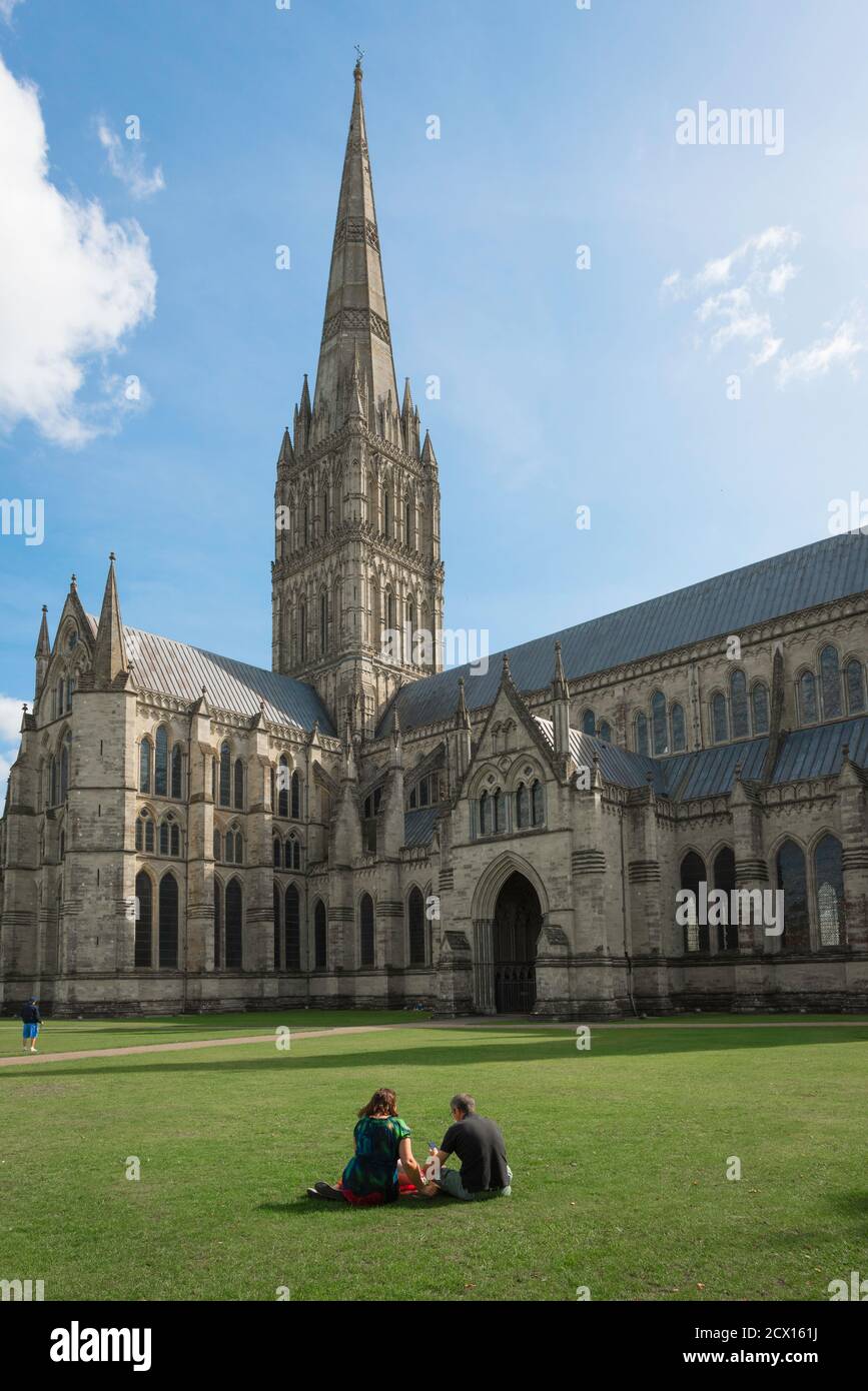 Salisbury UK, Blick im Sommer auf die Salisbury Kathedrale aus dem 13. Jahrhundert und ihren 123 m hohen Turm, Wiltshire, England, Großbritannien Stockfoto