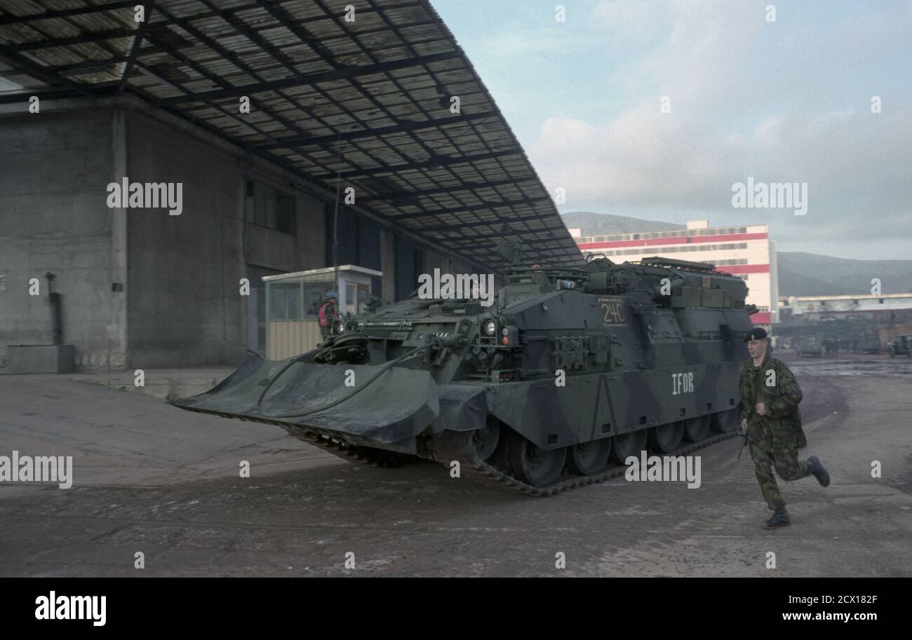 13. Januar 1996 während des Krieges in Bosnien: Ein British Army CRARRV (Challenger Armoured Repair and Recovery Vehicle), Teil des IFOR-Kontingents, ist gerade im Hafen von Split, Kroatien angekommen. Stockfoto