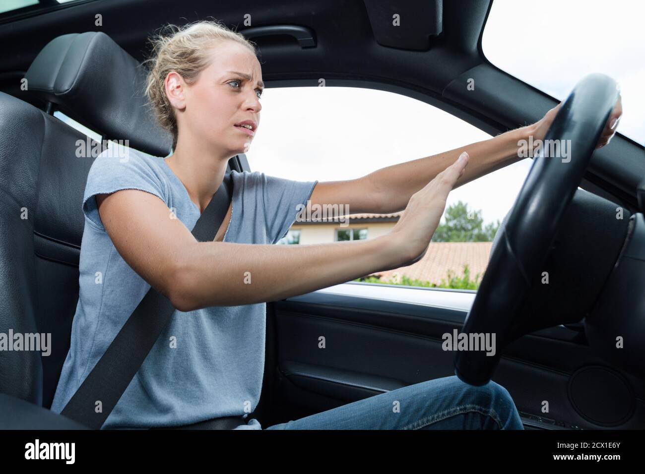 Gestresste weibliche Fahrer blasen Auto Hupe Stockfotografie - Alamy