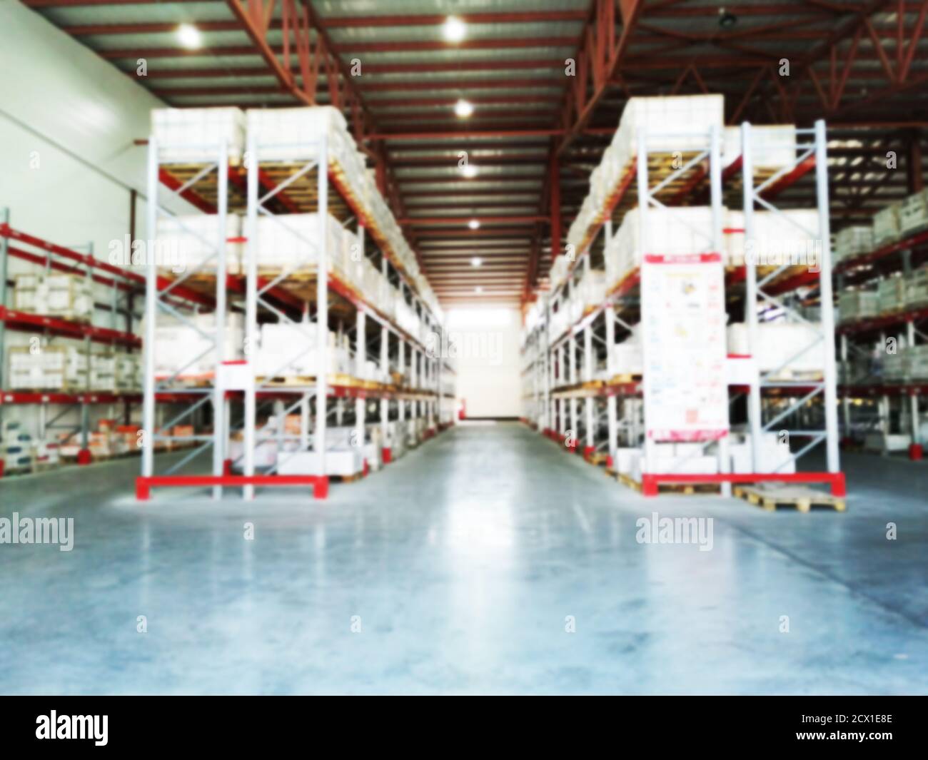 Regalsystem mit Kästen im Verteilerlager, großes Industrielager mit hohen Regalen. Stockfoto