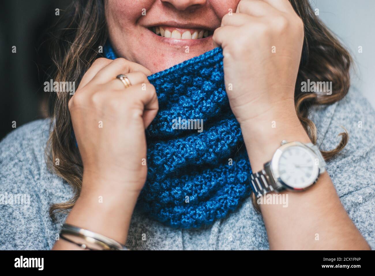 Retrato de la sonrisa de una mujer usando una bufanda. Stockfoto