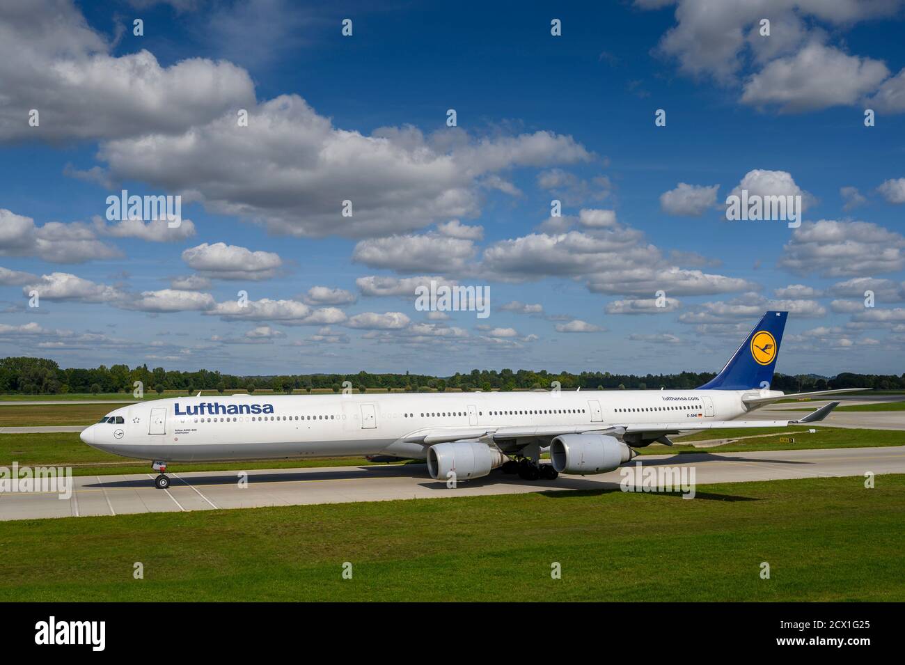 München, Deutschland - September 19. 2019 : Lufthansa Airbus A340-642 mit der Flugzeugzulassung D-AIHE rollt zum Start auf der nördlichen Runwa Stockfoto