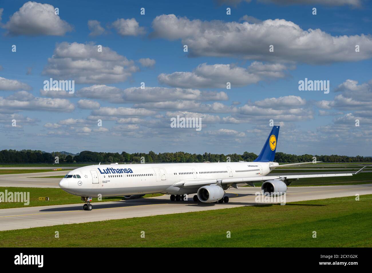 München, Deutschland - September 19. 2019 : Lufthansa Airbus A340-642 mit der Flugzeugzulassung D-AIHE rollt zum Start auf der nördlichen Runwa Stockfoto