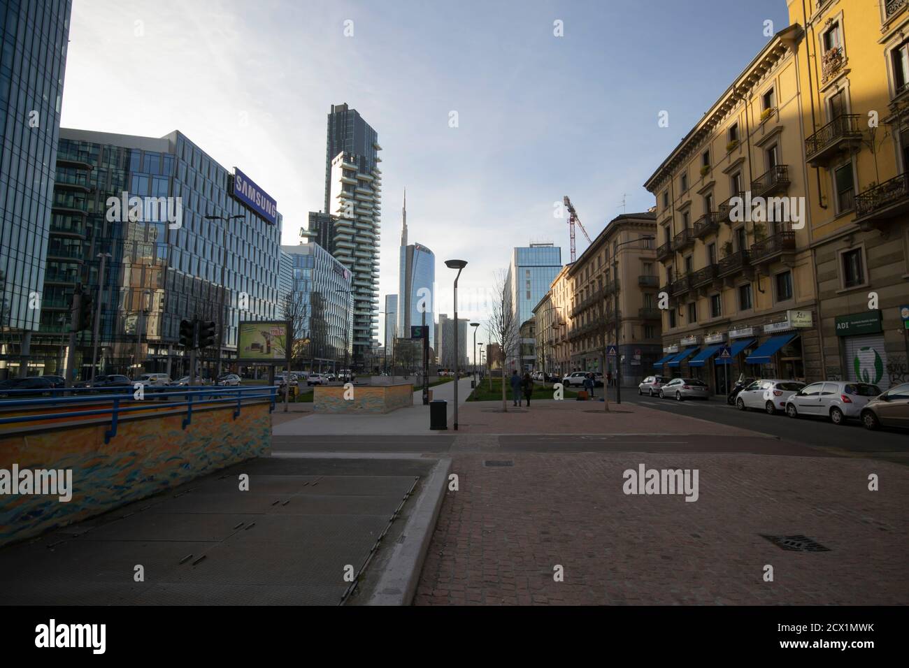 Typische zeitgenössische Straße des produktiven Zentrums der Stadt Stockfoto
