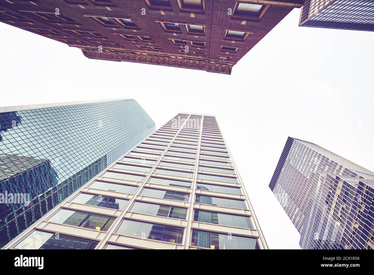 Blick auf moderne und alte Gebäude in New York City, Farbtonung angewendet, USA. Stockfoto