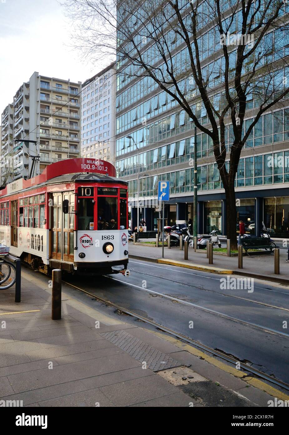 Typische alte Straßenbahn, die in einer Stadtstraße vorbeifährt Stockfoto
