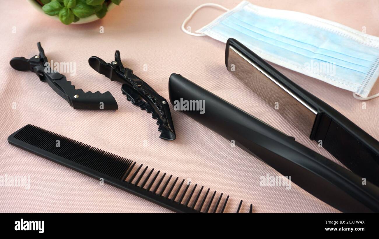Friseur Werkzeuge und eine Schutzmaske in einem Friseursalon Stockfoto