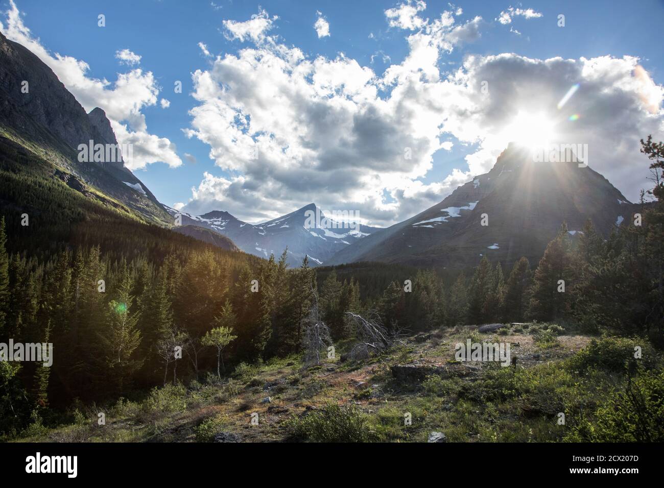 Untergeht die Sonne am Abgrund im Glacier NP Stockfoto