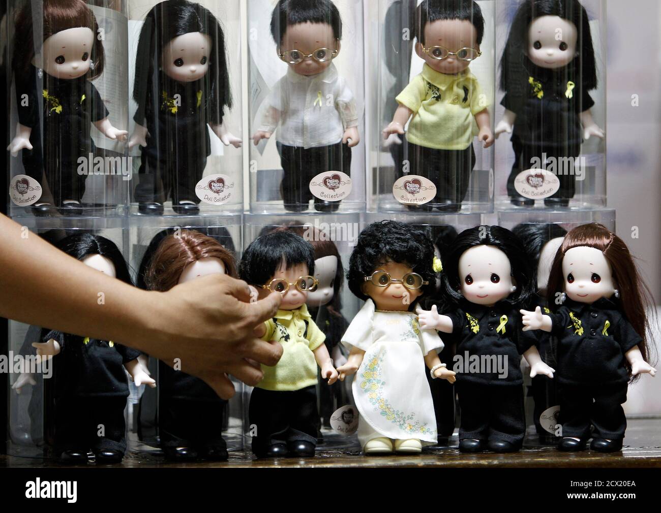 Ein Verkäufer stellt die Brille auf Miniaturpuppen des philippinischen  Präsidenten Benigno 'Noynoy' Aquino Jr. (in Gelb) und seiner Mutter, dem  verstorbenen Präsidenten Corazon Aquino (3. R), und ihren vier Töchtern in  einem